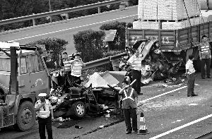 东六环4车连撞1死6伤 司机称肇事货车未刹车