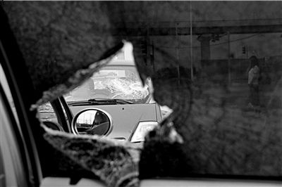 保安称阻碍出行 7男子街头棒砸6辆轿车