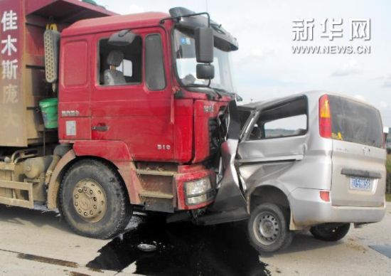 鹤大高速发生车祸造成10人死亡1人受伤