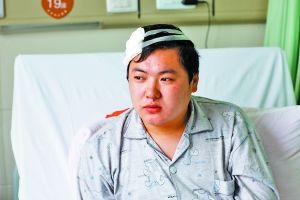 醉酒男子无证驾越野车拖协警200米被拘 