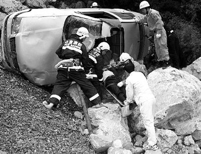 40岁男子轿车坠深沟 消防迅速救援无伤亡