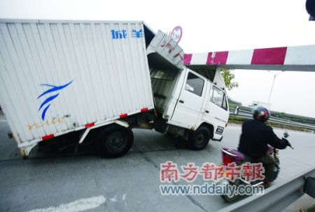 小货超高自不量力 龙门架力挡去路两败俱伤