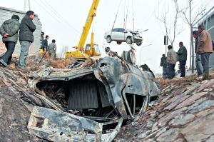 三车相撞两辆翻沟 一车“四脚朝天”起火