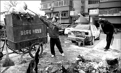 垃圾箱失火烧坏捷达尾部 事故原因调查中 