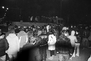 北京燕郊百余业主因车位起争议用车堵路