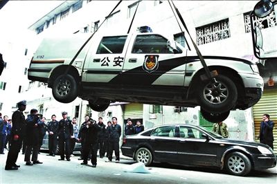 深圳巡逻警车碾死两岁男童 是否酒驾成焦点