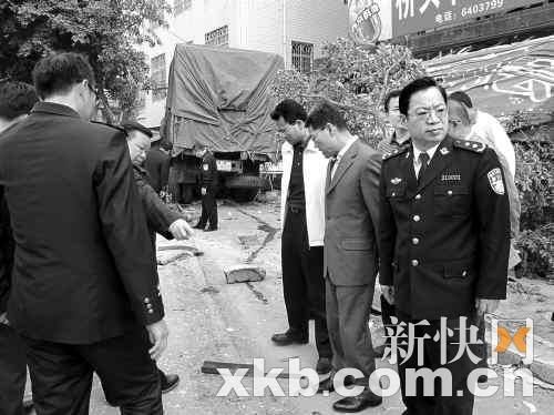 廉江惨烈连环车祸7死8伤 警方正追捕肇事者