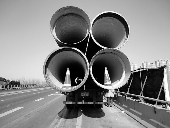 高速路上大货车架起了超级“大炮“？