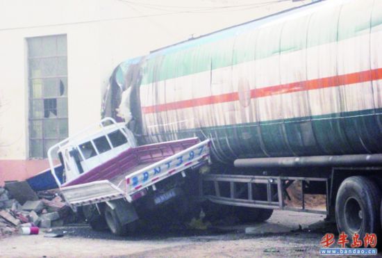 司机迷迷糊糊油罐车开进墙里 损失约50万元