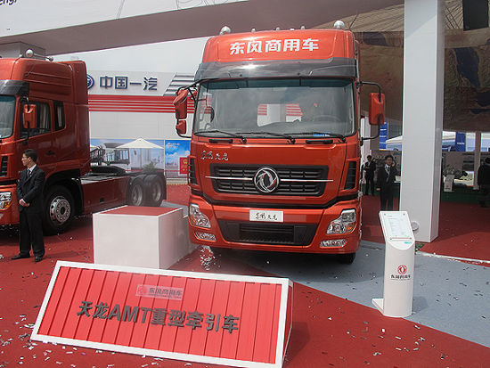 东风商用车携天龙、大力神亮相上海车展