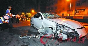 广州一跑车凌晨连撞两人五车致一死一重伤