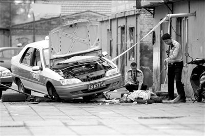 修车时遇事故 18岁修理工被砸车下