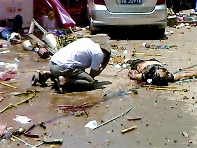 轿车集市狂飙300米撞死3人 肇事司机被刑拘