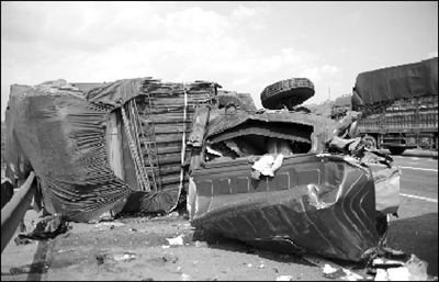 沪昆高速车祸致17死 客车涉嫌超员超速