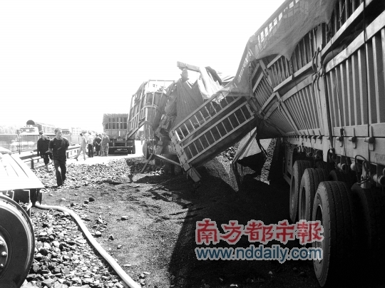 京藏高速32辆货车连环相撞已致7人亡