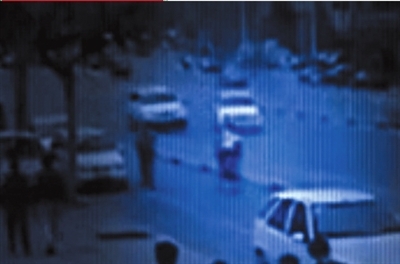 斗气宝马别翻本田车 撞飞骑车母女