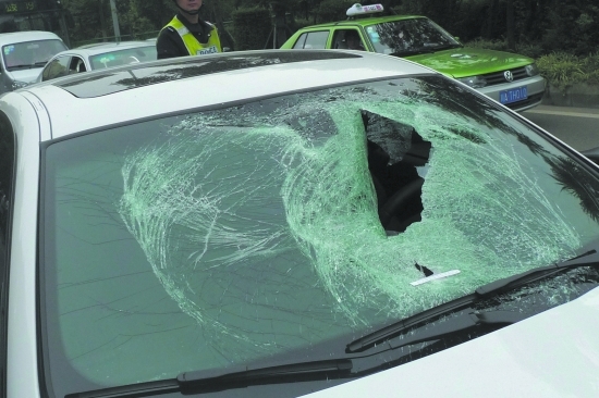 成都二环路上宝马跑车撞飞路边男子