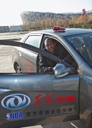 NBA明星穆托姆博乘东风风神S30游北京