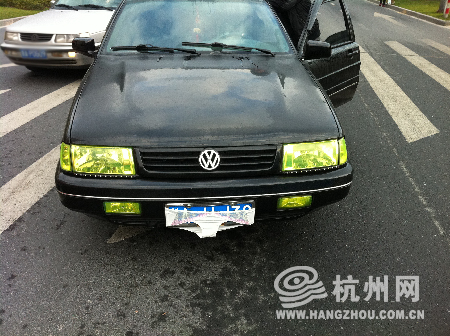 霸气侧漏 年检过期桑塔纳用蕾丝内裤挡车牌 