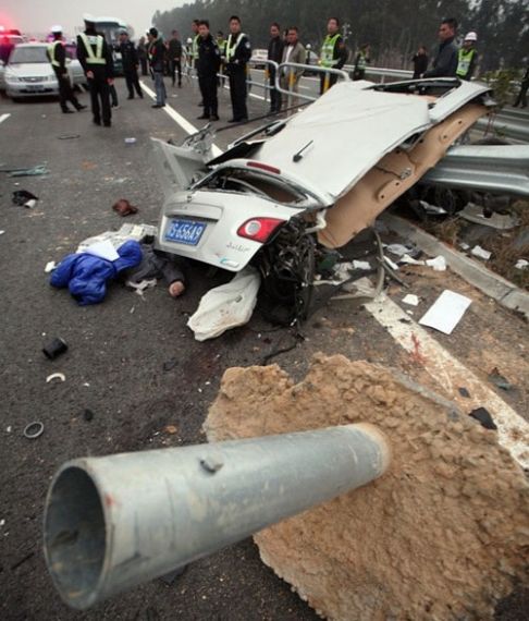 泉州车祸五死一伤 应该如何应对车辆爆胎