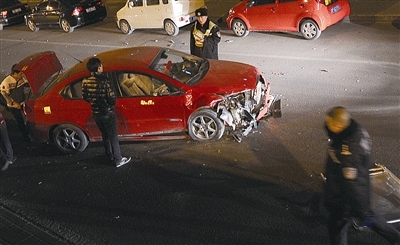 因司机酒驾 奇瑞撞奔驰误伤劳斯莱斯