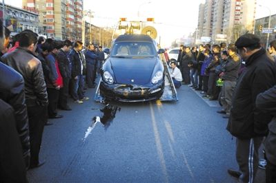 北京无牌保时捷连撞两的士 事因仍在认定中