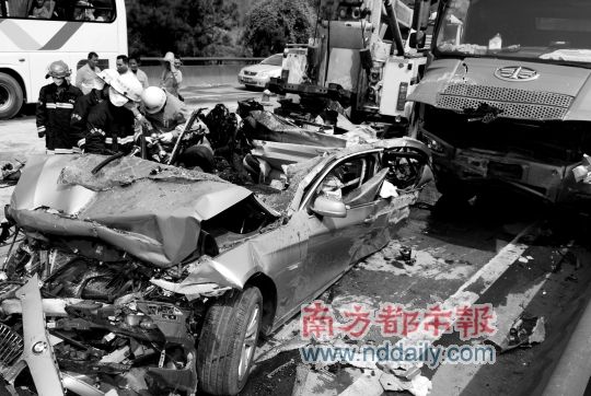 京珠高速重型货车连撞3车 4死4伤