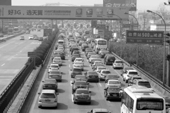 清明假期客流车流创小长假之最 堪比春运