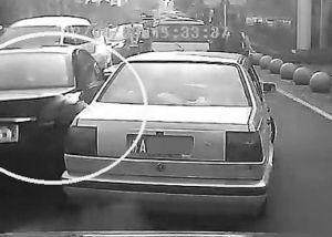 汽车遮挡前后车牌连撞12辆车后逃逸