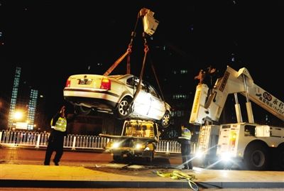 朝鲜使馆牌照轿车撞破护栏侧翻 疑似酒驾