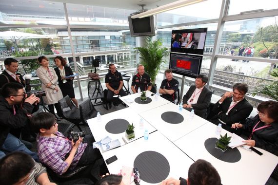 郑州日产跨界F1 为红牛车队提供官方用车