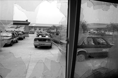 出租车公司凌晨被砸 疑因经济纠纷引发