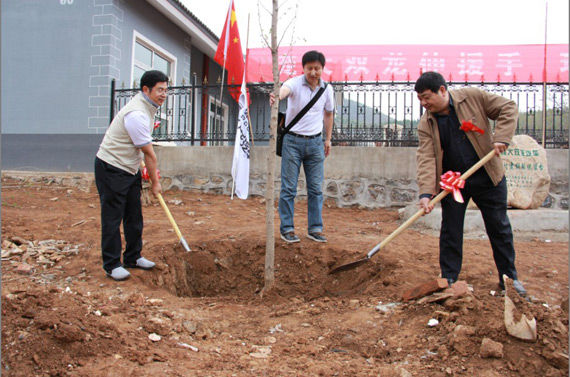 庞大双龙开展支援农村建设公益植树活动