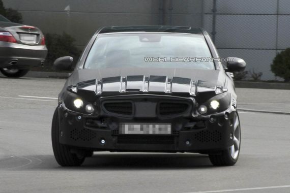 新一代奔驰C级谍照曝光 设计风格大调整