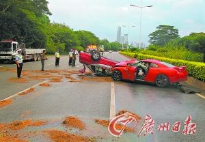 跑车飞撞两的士 一车起火致3人亡（图）