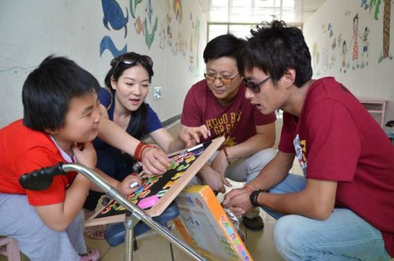 爱飞扬 阁车主“六一“公益行