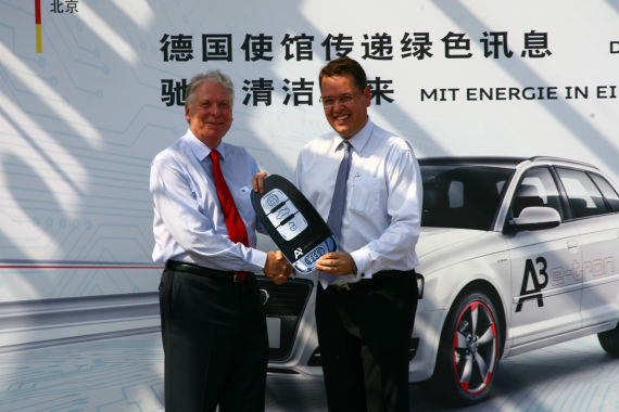 奥迪向德国驻华使馆移交奥迪A3纯电动车