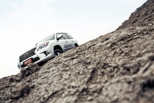 在游艇里开坦克--试驾雷克萨斯LX570