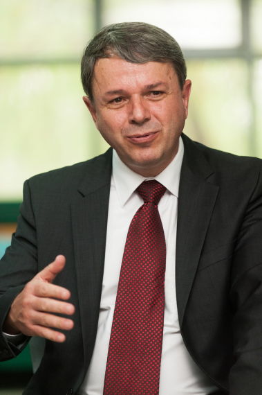 奔驰加速本土化 今年提升12位中国籍副总裁