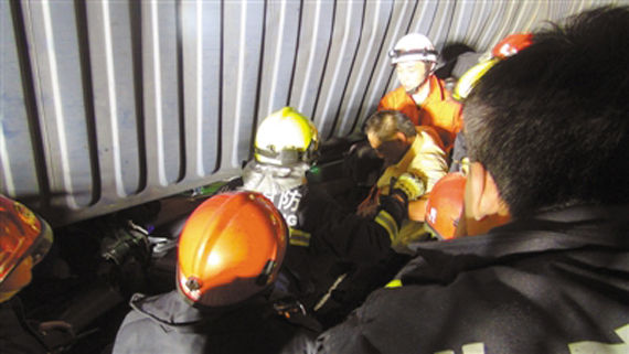 集装箱货车侧翻压扁出租车 三人被困