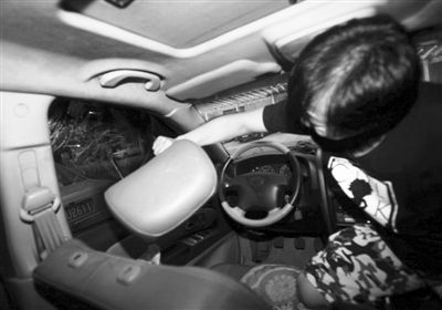 实际验证车内破窗方法 头枕砸与脚踢均无效