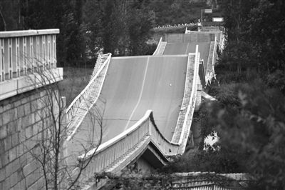 超载压塌大桥 司机车主方要赔1556万