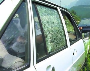 警察学院教授演示头枕钢杆击车窗逃生可行