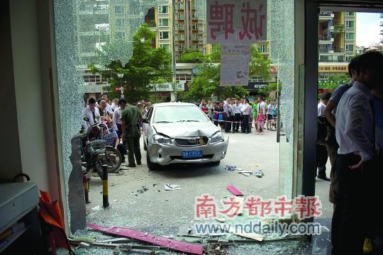 小车失控撞入地产商铺 6人送往医院急救
