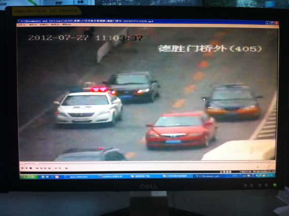 27日交管部门同时护送两名急重患者就医