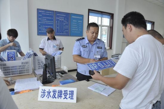 民警上门送牌 减少群众路程6000余公里