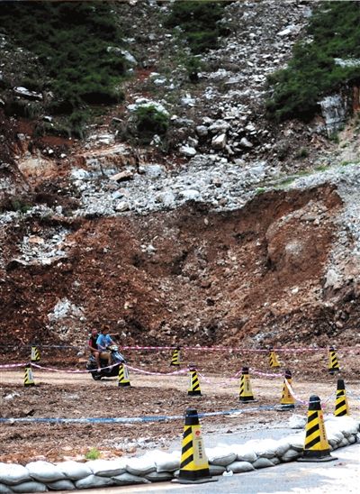 房山周张路现山体塌方 多路段断路现已通行