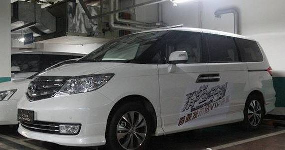 《消失的子弹》首映礼 艾力绅亮相红毯大放异彩