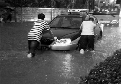 的士雨天多出车将获奖励 多收费拒载重罚