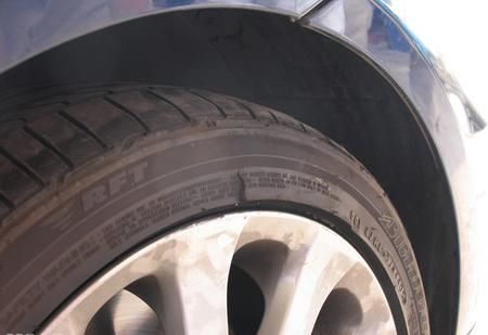 开车十年 盘点经历的爆胎事故